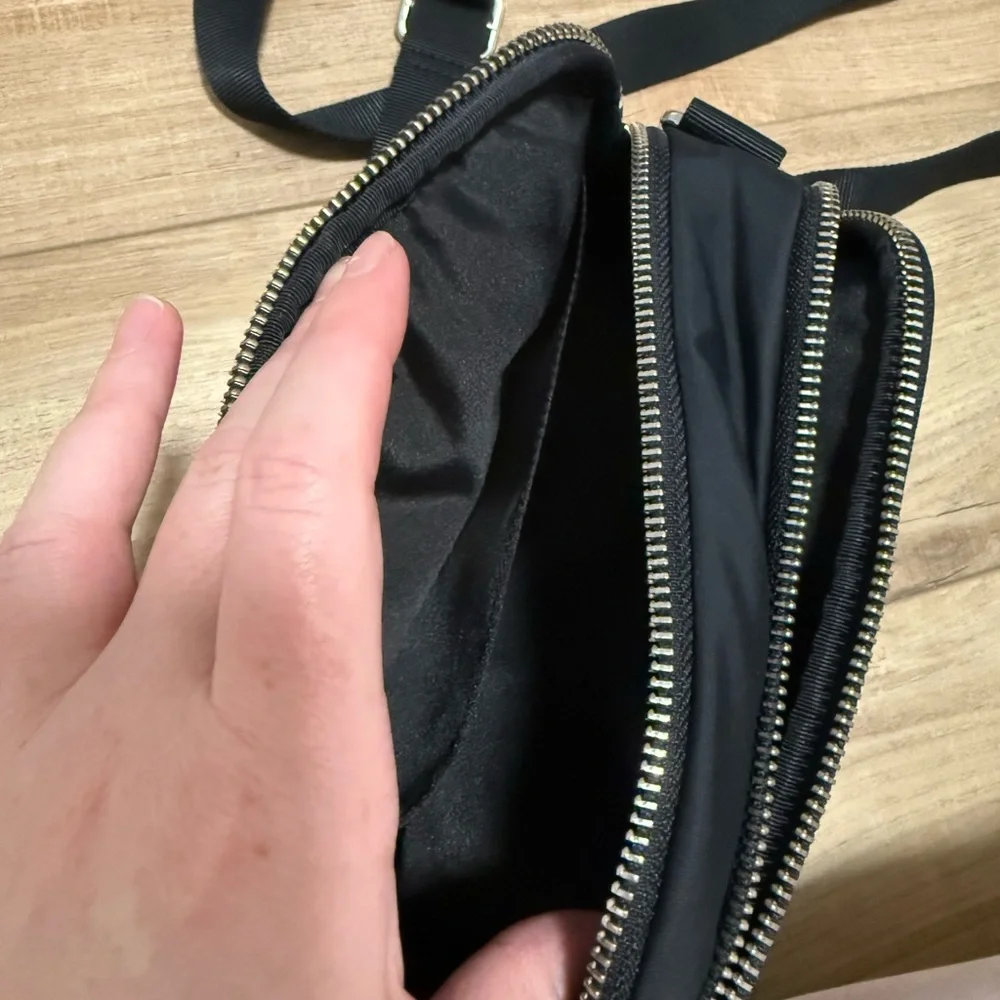 Lululemon // Crossbody Camera Bag 2L // Black Silver - Picture 4 of 5